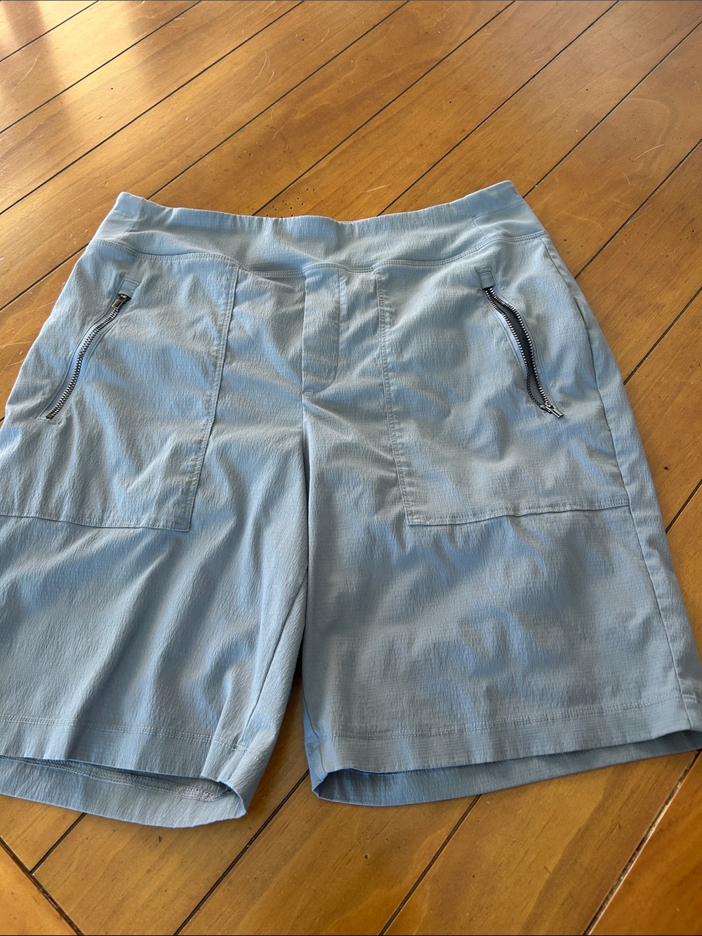 Athleta Gray Performance Bermuda Shorts Size 8 Zip Pocket Activewear